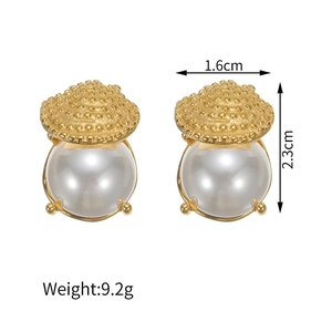 Dettaglio degli orecchini retrò con perle e dimensioni di 1,6 cm per 2,3 cm