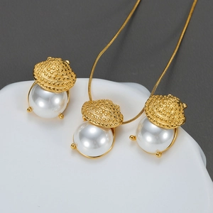 Set collana e orecchini in perla e oro vintage francese su base di pietra bianca