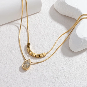 Collana a doppio strato in acciaio dorato con pendente a goccia e strass brillanti