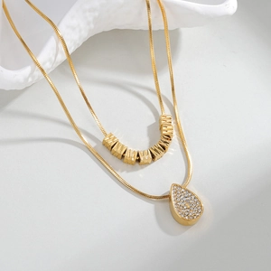 Collana a doppio strato in acciaio dorato con ciondolo a goccia e cristalli lucidi