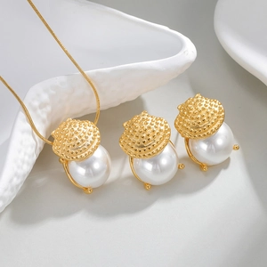 Set di gioielli vintage in acciaio inossidabile con sfere dorate e perle bianche
