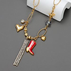 Collier en acier inoxydable doré avec botte en émail rouge et pendentif gland strass