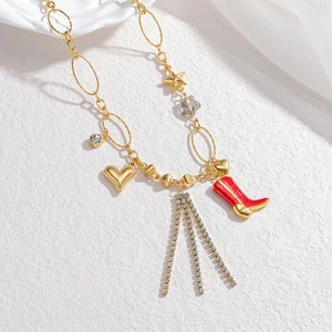 Collier doré avec pendentifs étoile, cœur, botte rouge et pampilles scintillantes