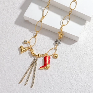 Collier doré avec pendentif botte émaillée rouge, cœur, étoile et pompons en strass
