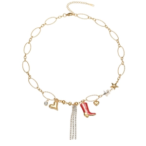 Collier en acier inoxydable doré avec breloques cœur, étoile et bottes sur fond blanc