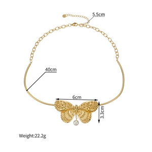 Collier ras de cou vintage doré avec papillon et pendentif perle blanche élégant
