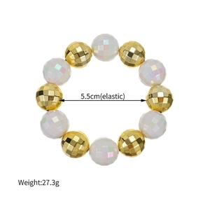 Détail d'un bracelet élastique avec des perles dorées et irisées à facettes multiples
