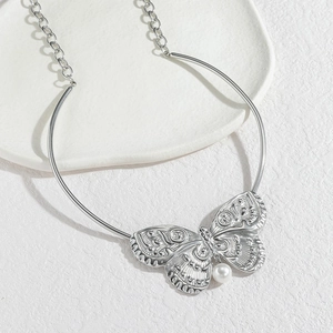 Collier ras du cou vintage papillon et perle en acier inoxydable argenté au style rétro