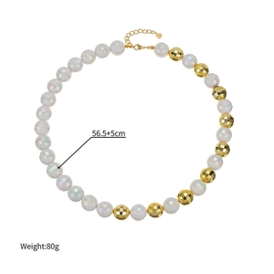 Détail du collier de perles colorées de 56,5 plus 5 cm avec fermoir doré ajustable de luxe