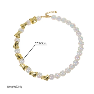 Détail du collier de perles irisées avec perles dorées et chaîne d'extension ajustable