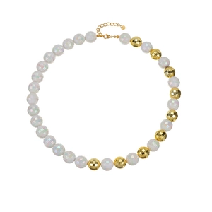 Collier long perlé avec perles facettées blanches et dorées et chaîne d'extension réglable