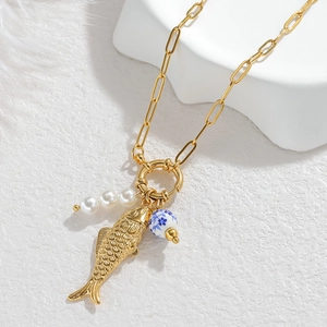 Goldene Büroklammer-Halskette mit Koi-Anhänger, weißen Perlen und blauer Keramikperle