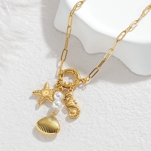 Goldene Edelstahlkette mit Seepferdchen-, Seestern- und Muschelanhängern und Perlen