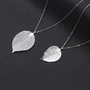 Sautoir avec pendentif feuille naturelle en argent avec texture de nervures détaillée