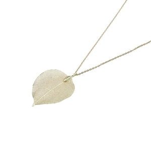 Collier élégant à pendentif feuille dorée naturelle avec veines filigranes sur fond blanc