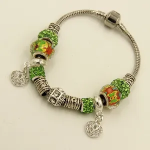 Bracelet à breloques DIY avec strass verts et pendentifs cœur sur chaîne serpent