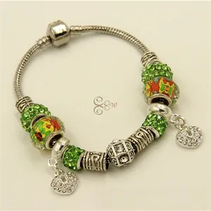 Détail du bracelet chaîne serpent perlé vert avec des pendentifs en forme de cœur