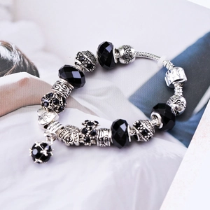Bracelet maille serpent argenté avec perles de cristal noir et breloque coeur gravée