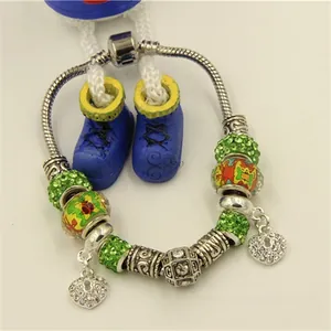 Bracelet serpent argenté avec perles en cristal vert et pendentifs en forme de cœur