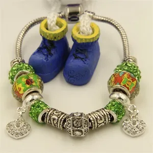 Bracelet à chaîne serpent argentée avec perles vertes et pendentifs en cristal de cœur