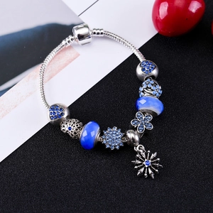Bracelet à breloques bleues avec pendentifs flocon et cœur sur chaîne serpent