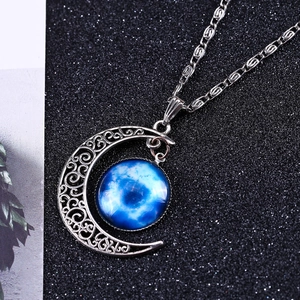 Collier Vintage en Argent avec Pendentif Lune Évidée Ciel Étoilé Galaxie en Verre Cabochon Bijoux en Alliage Pour Hommes Femmes