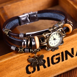 Montre-Bracelet en Cuir de Vachette Multicouche Vintage Bohème Pendentif Papillon Perles en Bois Fait à la Main Réglable