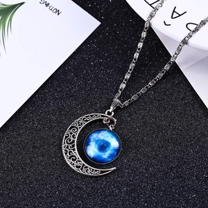Collier lune vintage en argent avec pendentif galaxie en verre bleu sur fond noir