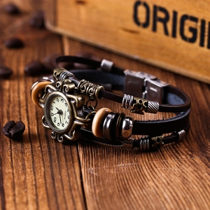 Montre bracelet en cuir multicouche vintage avec cadran à quartz en bronze sur bois