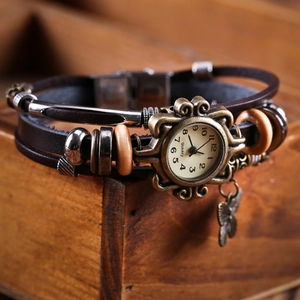 Montre bracelet multicouche en cuir rétro avec gravure bronze et pendentif papillon