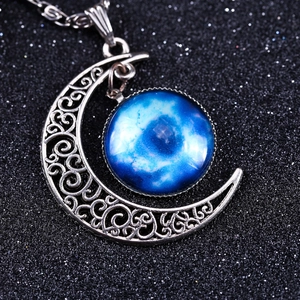 Collier croissant de lune argenté avec pendentif dôme en verre bleu ciel étoilé sur fond noir