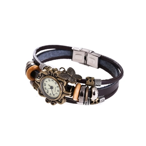 Montre bracelet en cuir vintage multicouche avec pendentif papillon en bronze sur fond blanc