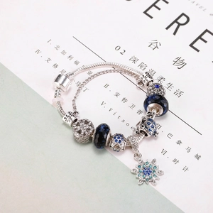 Bracelet à breloques ciel étoilé bleu avec pendentif flocon et perles sur chaîne serpent