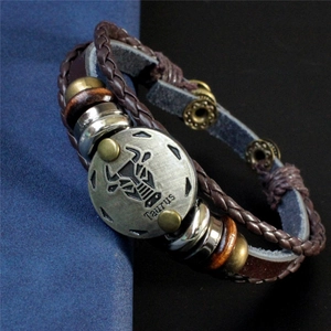 Gros plan détaillé du bracelet en cuir tressé marron avec plaque en métal Taureau