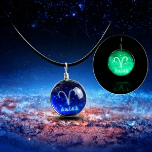Collar Aries luminoso con bola de cristal de zafiro y detalles de alambre de plata envuelto