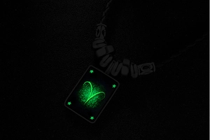 Collier pendentif Bélier luminescent avec symbole vert brillant et cordon tressé noir