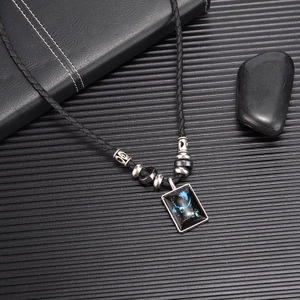 Détail du collier constellation lumineux avec cordon noir tressé et perles argentées
