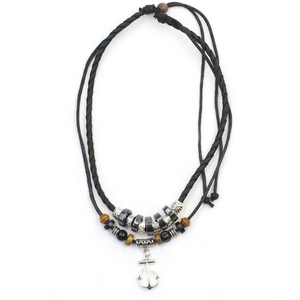 Detail van nautische ankerketting met dubbele koord, kralen en zilverkleurige hanger