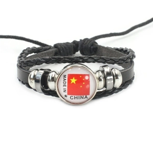 Détail du bracelet en cuir multicouche avec dôme en verre, drapeau de la Chine et texte
