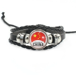 Détail d'un bracelet multicouche en cuir tressé avec dôme en verre drapeau chinois