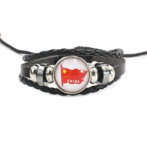 Détail du bracelet en cuir multicouche avec dôme en verre drapeau et perles en métal