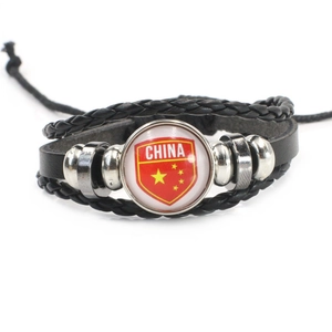 Bracelet multicouche en cuir noir tressé avec cabochon en verre drapeau de la Chine