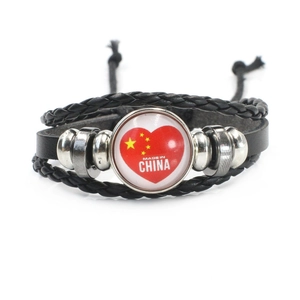Détail d'un bracelet en cuir multicouche avec dôme en verre et motif de cœur drapeau Chine