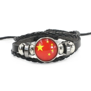 Détail d'un bracelet en cuir multicouche avec cabochon en verre au design du drapeau chinois