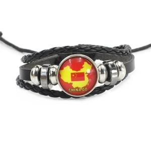Détail d'un bracelet en cuir noir multicouche avec carte de Chine et breloque en verre