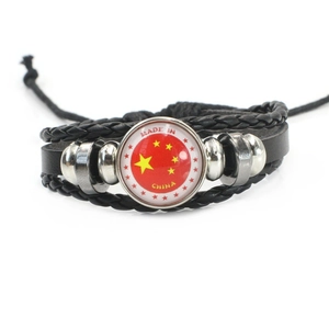 Bracelet tressé en cuir noir avec breloque en verre drapeau de la Chine et perles