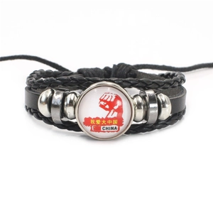 Détail du bracelet multicouche en cuir avec dôme en verre, drapeau chinois et texte