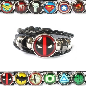 Bracelet tressé en cuir avec divers logos de super-héros Marvel et DC Comics