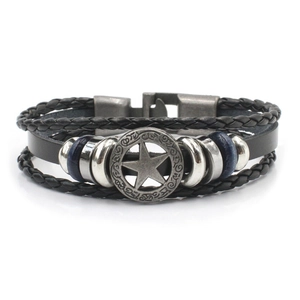 Detail van gevlochten leren armband met retro ster-embleem en metalen sluiting