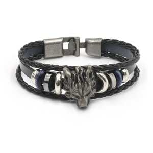 Detail van een meerlaagse leren armband met een zilveren wolfskop en blauwe kralen